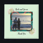 Imán Imagen de Bride y Groom Boda Magnet<br><div class="desc">Un marco de frontera verde y moderno acentuado por bonitas flores de jardín. Un diseño moderno y elegante de bodas. Personalizar con nombres de novias y novios y foto para personalizar.</div>