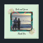 Imán Imagen de Bride y Groom Boda Magnet<br><div class="desc">Un marco de frontera verde y moderno acentuado por bonitas flores de jardín. Un diseño moderno y elegante de bodas. Personalizar con nombres de novias y novios y foto para personalizar.</div>