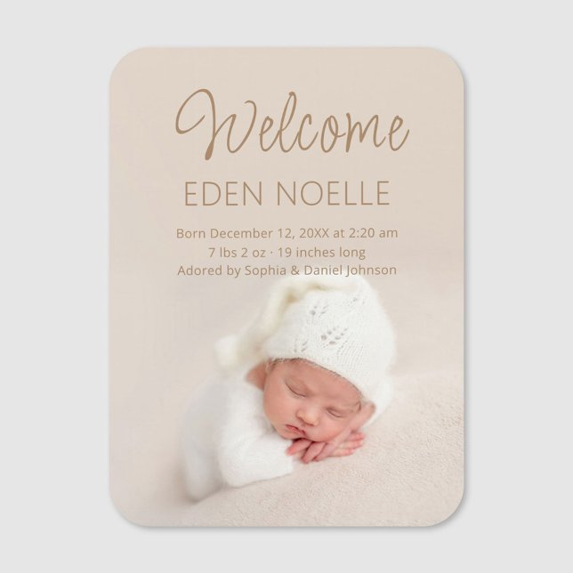 Imán Imagen del anuncio de nacimiento de un guión elega (Custom baby photo magnet. Elegant, modern brown script baby birth announcement photo magnet.)
