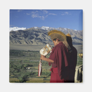 Imán India, Ladakh, Thikse. Monje budista sopla