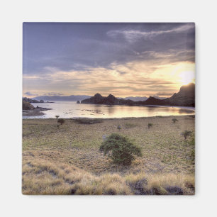 Imán Indonesia, Parque Nacional Komodo. Atardecer en un