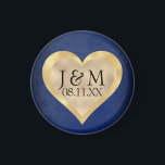 Imán Iniciales del corazón sobre Boda azul y oro de la<br><div class="desc">Este imán personalizado tiene un corazón de Relieve metalizado dorado falso sobre un fondo azul marino glamuroso. En el centro se encuentran las iniciales del personalizado en monograma y una fecha de boda de muestra.</div>