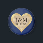 Imán Iniciales del corazón sobre Boda azul y oro de la<br><div class="desc">Este imán personalizado tiene un corazón de Relieve metalizado dorado falso sobre un fondo azul marino glamuroso. En el centro se encuentran las iniciales del personalizado en monograma y una fecha de boda de muestra.</div>