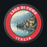 Imán Insignia italiana Lago di Como<br><div class="desc">Diseño artístico vectorial del lago Como. El lago de Como,  en la región lombarda del norte de Italia,  es una zona turística de gama alta conocida por su espectacular paisaje,  situado a los pies de los Alpes.</div>