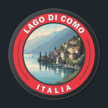 Imán Insignia italiana Lago di Como<br><div class="desc">Diseño artístico vectorial del lago Como. El lago de Como,  en la región lombarda del norte de Italia,  es una zona turística de gama alta conocida por su espectacular paisaje,  situado a los pies de los Alpes.</div>