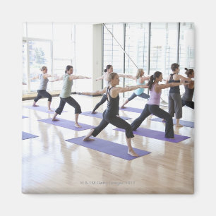 Imán Instructor de yoga enseñando una clase de mujeres