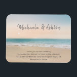 Imán Invitación a la boda en una playa de arena simple<br><div class="desc">No es tu habitual invitación a la boda, pero aquí se trata de un tema de playa. Este diseño sencillo cuenta con una bonita playa de arena con un océano turquesa detrás, a medida que las olas abren la orilla. Si tiene una ceremonia de boda o recepción en la playa...</div>