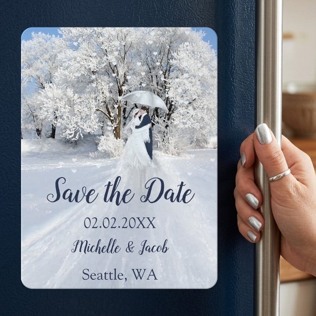 Imán Invitación de Arte para Salvar la Fecha de Inviern (Save the Date magnet featuring a fine art painting with a romantic couple in a winter wonderland)