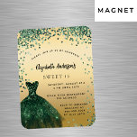 Imán Invitación de lujo a vestido verde esmeralda dulce<br><div class="desc">Una invitación magnética moderna, elegante y glamorosa para una fiesta de 16 y 16 años de dulce. En la parte delantera: un fondo de imitación dorado con confiti verde, un vestido verde esmeralda. El nombre está escrito con una escritura de estilo con letras a mano moderna. Personalice y agregue los...</div>