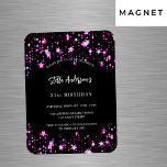 Imán Invitación de lujo de las estrellas negras rosadas<br><div class="desc">Un fondo negro decorado con estrellas rosas. Personalice y agregue un nombre y detalles del fiesta. El nombre está escrito con un guión de estilo con letras a mano,  letras de color blanco.</div>