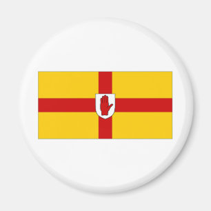 Imán Irlanda Ulster señala por medio de una bandera