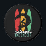 Imán Isla de Mentawai Indonesia Vintage Retro Surfing<br><div class="desc">Diseño retro vintage de tablas de surf para los surfistas amantes del surf y de la equitación en las olas del océano. feriados de verano en Guay, mercancía en primavera para los que disfrutan del sol caliente, del clima tropical, tomando el sol bajo la palmera. Diseño estridente y angustiado para...</div>