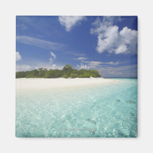 Imán Isla tropical rodeada por la laguna, Maldivas,