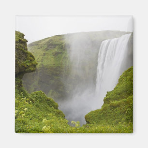 Imán Islandia. La cascada de Skogarfoss se precipita so