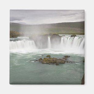 Imán Islandia. Vista de las cataratas de Godafoss en el
