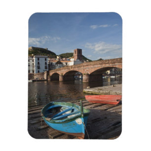 Imán Italia, Cerdeña, Bosa. Vista de la ciudad a lo la