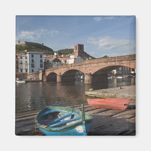Imán Italia, Cerdeña, Bosa. Vista de la ciudad a lo lar (Frente)