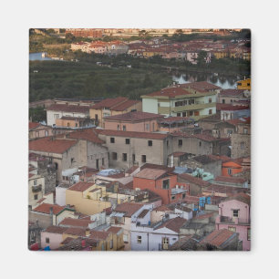 Imán Italia, Cerdeña, Bosa. Vista de la ciudad desde C