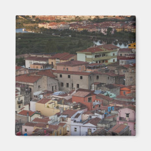 Imán Italia, Cerdeña, Bosa. Vista de la ciudad desde Ca