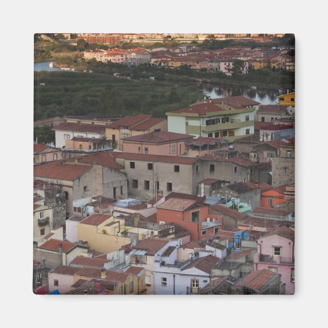 Imán Italia, Cerdeña, Bosa. Vista de la ciudad desde Ca (Frente)