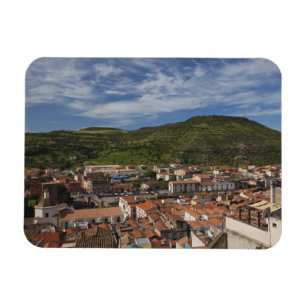 Imán Italia, Cerdeña, Bosa. Vista de la ciudad desde e