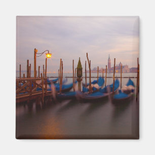 Imán Italia, Venecia. Gondolas ancladas al anochecer.