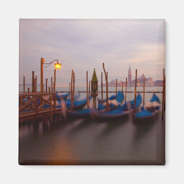 Imán Italia, Venecia. Gondolas ancladas al anochecer. (Frente)