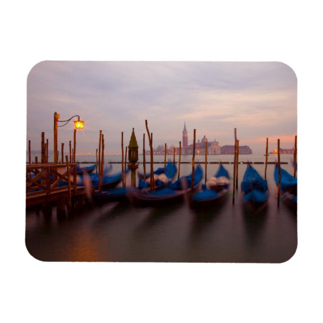 Imán Italia, Venecia. Gondolas ancladas al anochecer. (Horizontal)