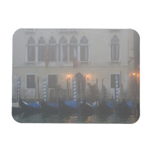 Imán Italia, Venecia. Una fila de góndolas vistas a tra