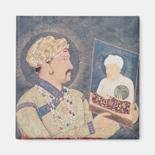 Imán Jahangir sosteniendo un retrato del emperador Akba