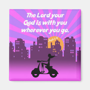Imán Joshua 1:9 Chica en Scooter con Skyline - Biblia V