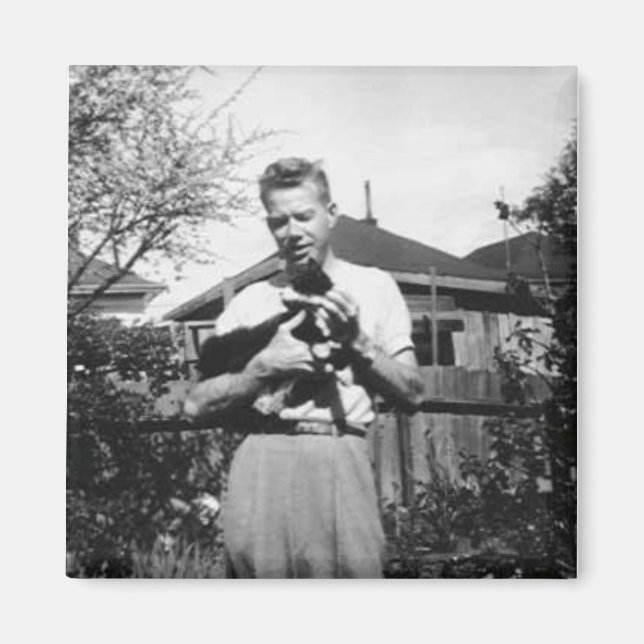 Imán Joven sosteniendo a un gato (Frente)