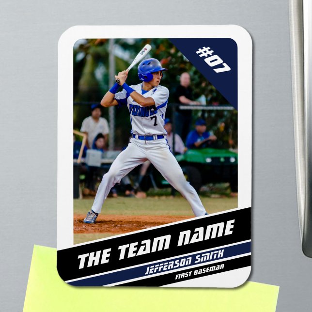 Imán Jugador de béisbol personalizable blanco azul (Baseball Player Magnet in White with Custom Team Name and Black Blue Stripes)