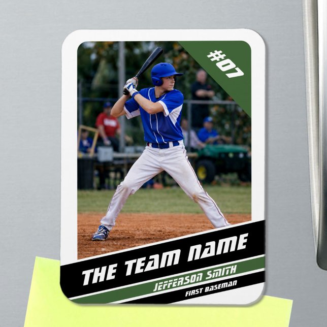 Imán Jugador de béisbol personalizable blanco verde (Baseball Player Magnet in White with Custom Team Name and Black Green Stripes)