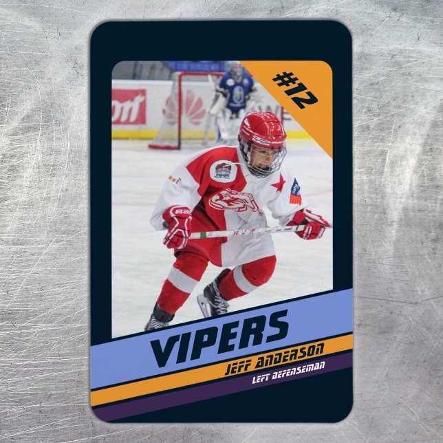 Imán Jugador De Hockey Se Mantiene Con Violeta Viva (Ice Hockey: Vibrant violet jersey magnet featuring customizable player image and number.)