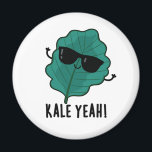 Imán Kale Yeah Funny Veggie Pun<br><div class="desc">Kale Yeah Funny Veggie Pun presenta una linda hoja de kale que se ve muy fresca en sus gafas de sol exclamando ¡Demonios! Perfecto regalo de juego de palabras para la familia y amigos que aman los juegos de kale veggie.</div>