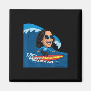 Imán Kamala Harris Montando En Surfboard En Una Ola Azu