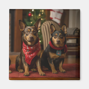 Imán Kelpie australiano junto a la chimenea de Navidad