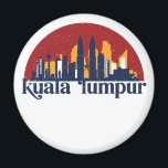 Imán Kuala Lumpur Malaysia Retro City Skyline<br><div class="desc">Diseño de ciudad de estilo vintage y retro con un hermoso paisaje, atracción turística y arte de paisajes urbanos. rascacielos Guay y artículos de ilustracion de silueta de construcción para turistas y viajeros. Perfecto como recuerdo para volver a casa cuando viaja por todo el mundo. Guarde la memoria de sus...</div>