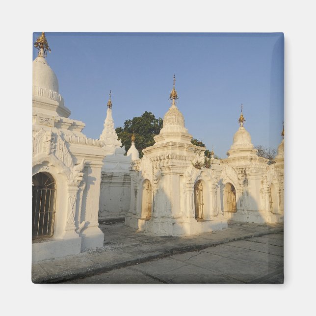 Imán Kuthodaw Pagoda en Mandalay, conocida como la (Frente)