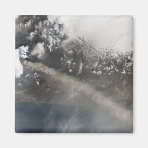 Imán La ceniza y el vapor continúan billowing