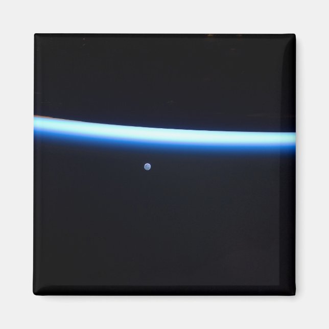 Imán La delgada línea de la atmósfera de la Tierra y un (Frente)