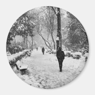 Imán La gente en el parque en un día de invierno nevado