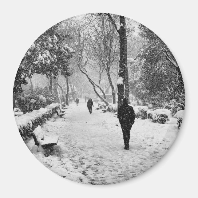 Imán La gente en el parque en un día de invierno nevado (Frente)