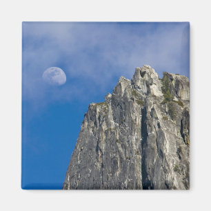 Imán La luna sale y brilla a través de las nubes