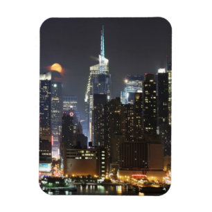 Imán La luna sube sobre el Midtown Nueva York.