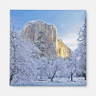 Imán La luz del amanecer golpea El Capitan con nieve
