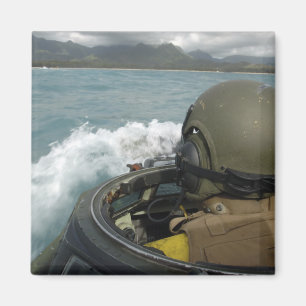 Imán La Marina estadounidense conduce un vehículo de as