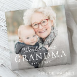 Imán La mejor abuela del mundo, foto del año próximo<br><div class="desc">Un imán frigorífico con la foto de su personalizado y el texto "La mejor abuela del mundo" con el año personalizado u otro texto debajo.</div>