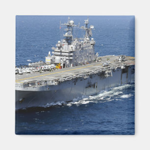 Imán La nave de asalto de carros anfibios USS Peleliu